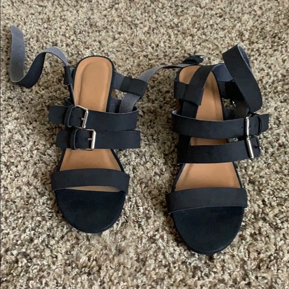 Cute black strap sandals . - Picture 2 of 12